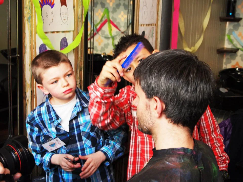 Corte de cabelo infantil em salão preparado para crianças, em Joinville