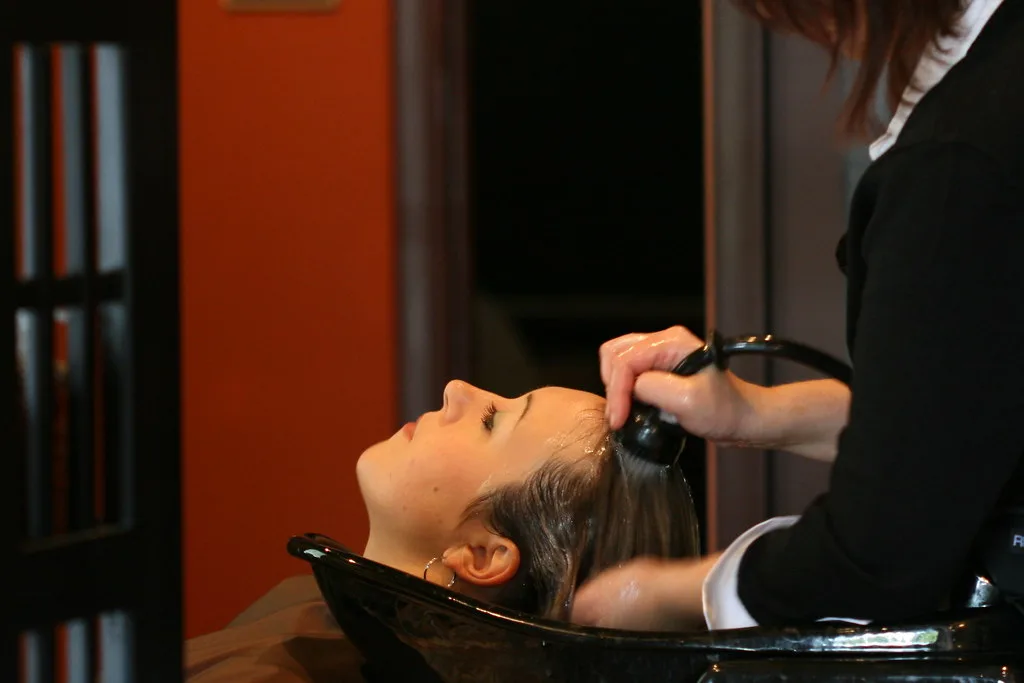 Lavagem de cabelo antes da coloração no salão Flor Cabeleireira, em Joinville
