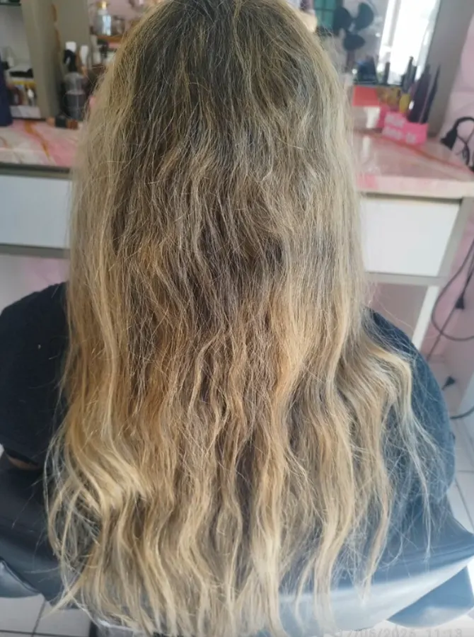 Cabelo antes da hidratação capilar no salão Flor Cabeleireira em Joinville