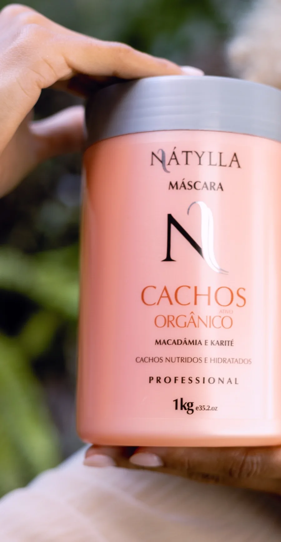 Linha de produtos para cachos com manteiga de karité usada no salão Flor Cabeleireira, em Joinville