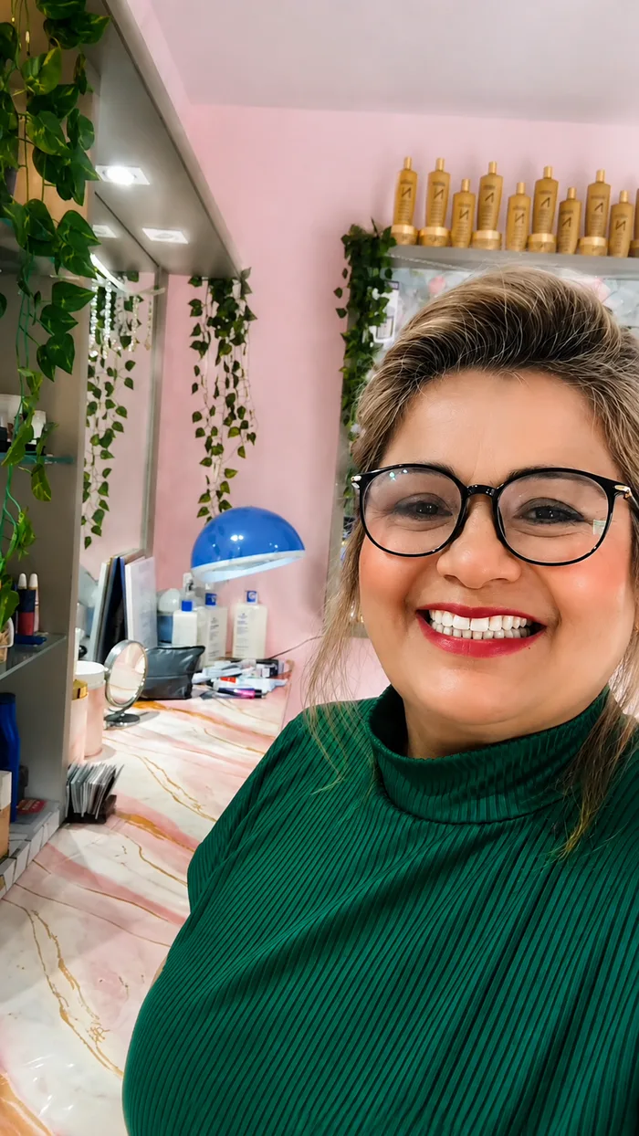 Flor Ferreira, cabeleireira especialista em recuperação capilar em Vila Nova, Joinville