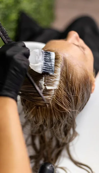 Aplicação de tintura em cabelo no salão Flor Cabeleireira, em Joinville