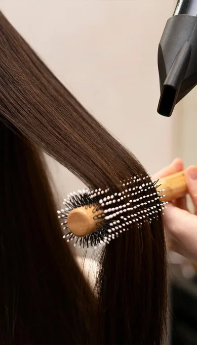 Botox capilar em atendimento no salão Flor Cabeleireira, em Joinville