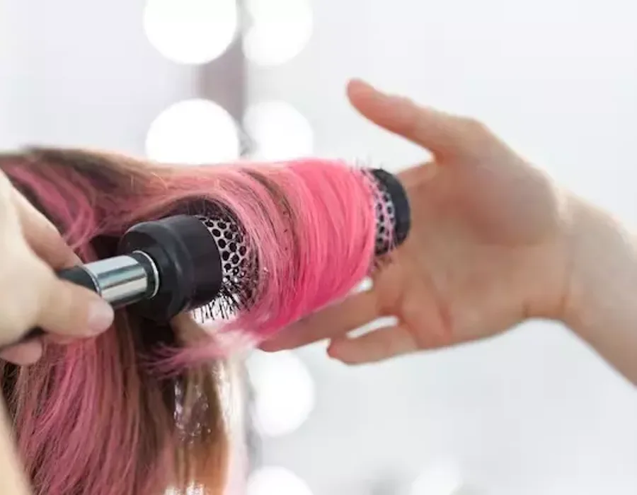 Correção de cor de cabelo em atendimento no salão Flor Cabeleireira, em Joinville