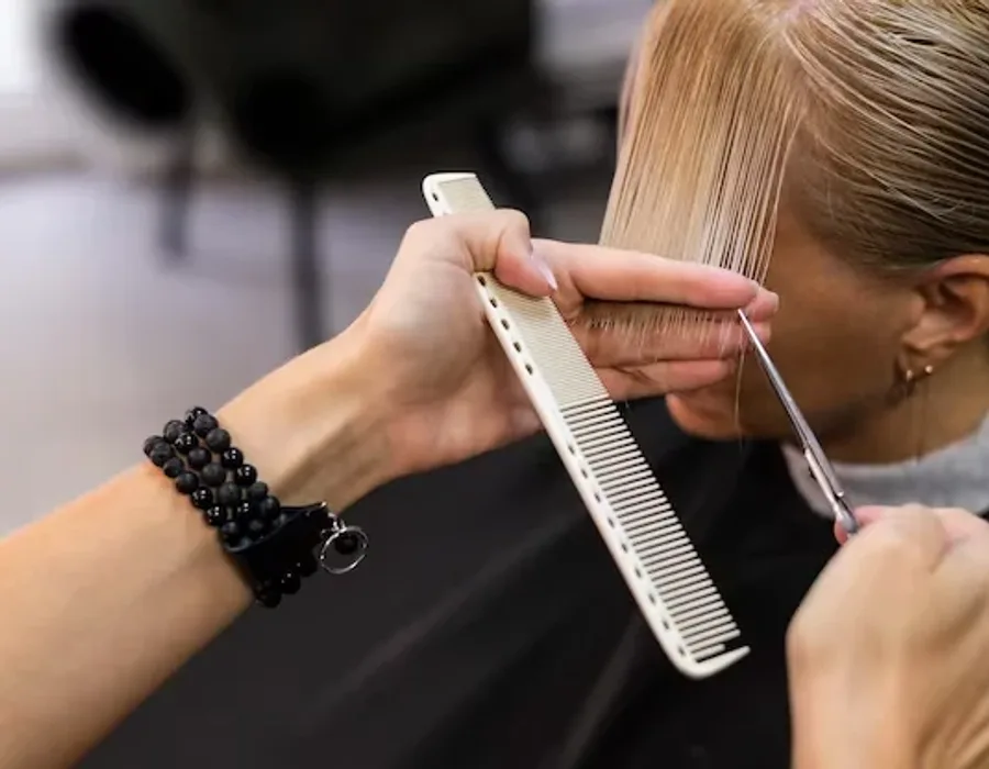Corte de cabelo sendo feito com pente e tesoura