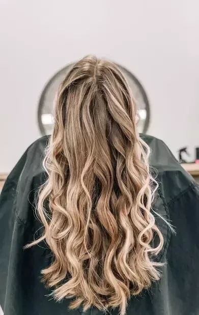 Descoloração global em atendimento no salão Flor Cabeleireira, em Joinville