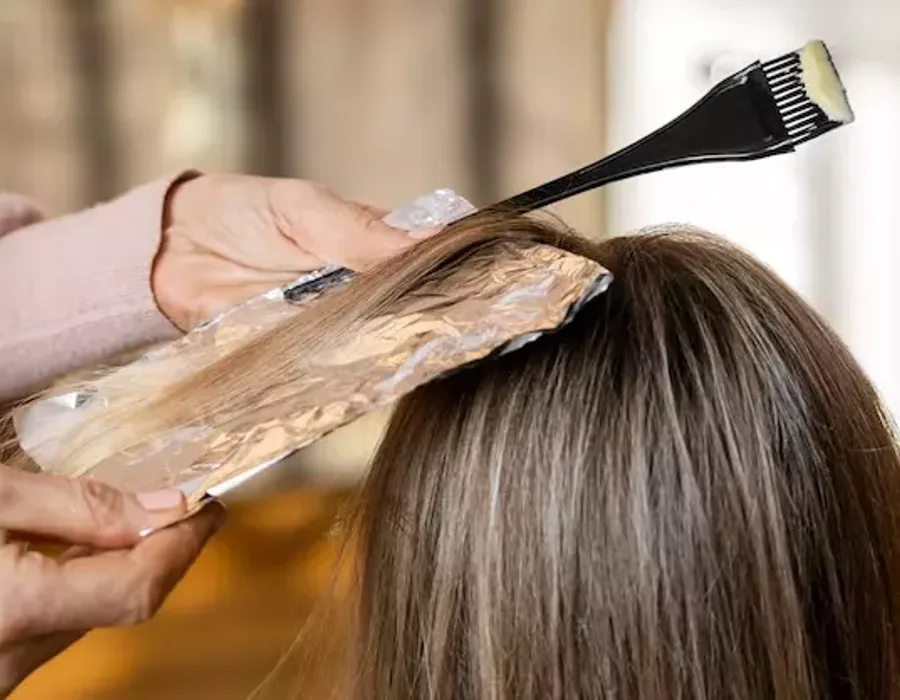 Aplicação de mechas com papel alumínio no salão Flor Cabeleireira, em Joinville