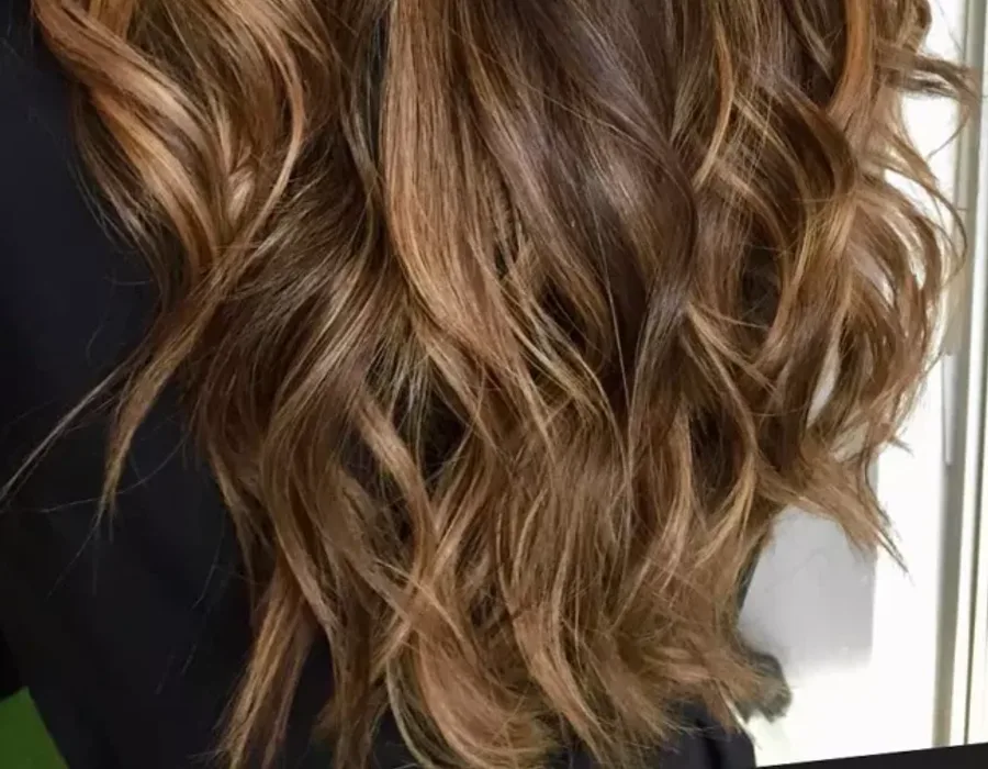 Cabelo morena iluminada com efeito balayage